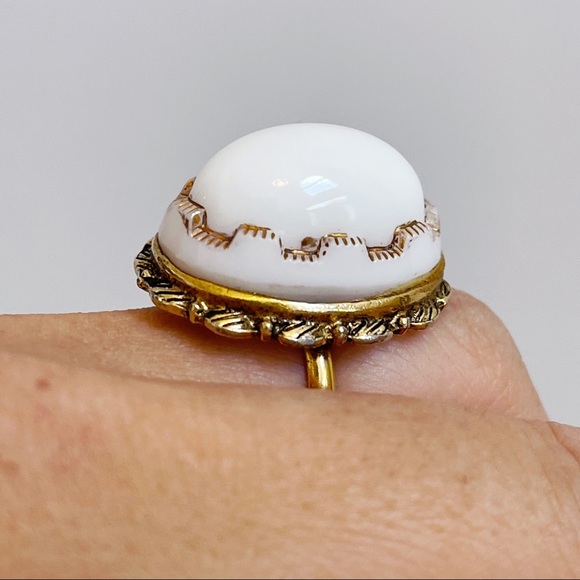 Vtg Gold Tone White Faux Agate Oval Statement Ring - Picture 4 of 11